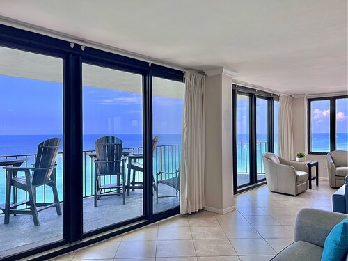 Penthouse Views Luxury Gulf Front Condo, free high speed WiFi & Beach Chairs inc