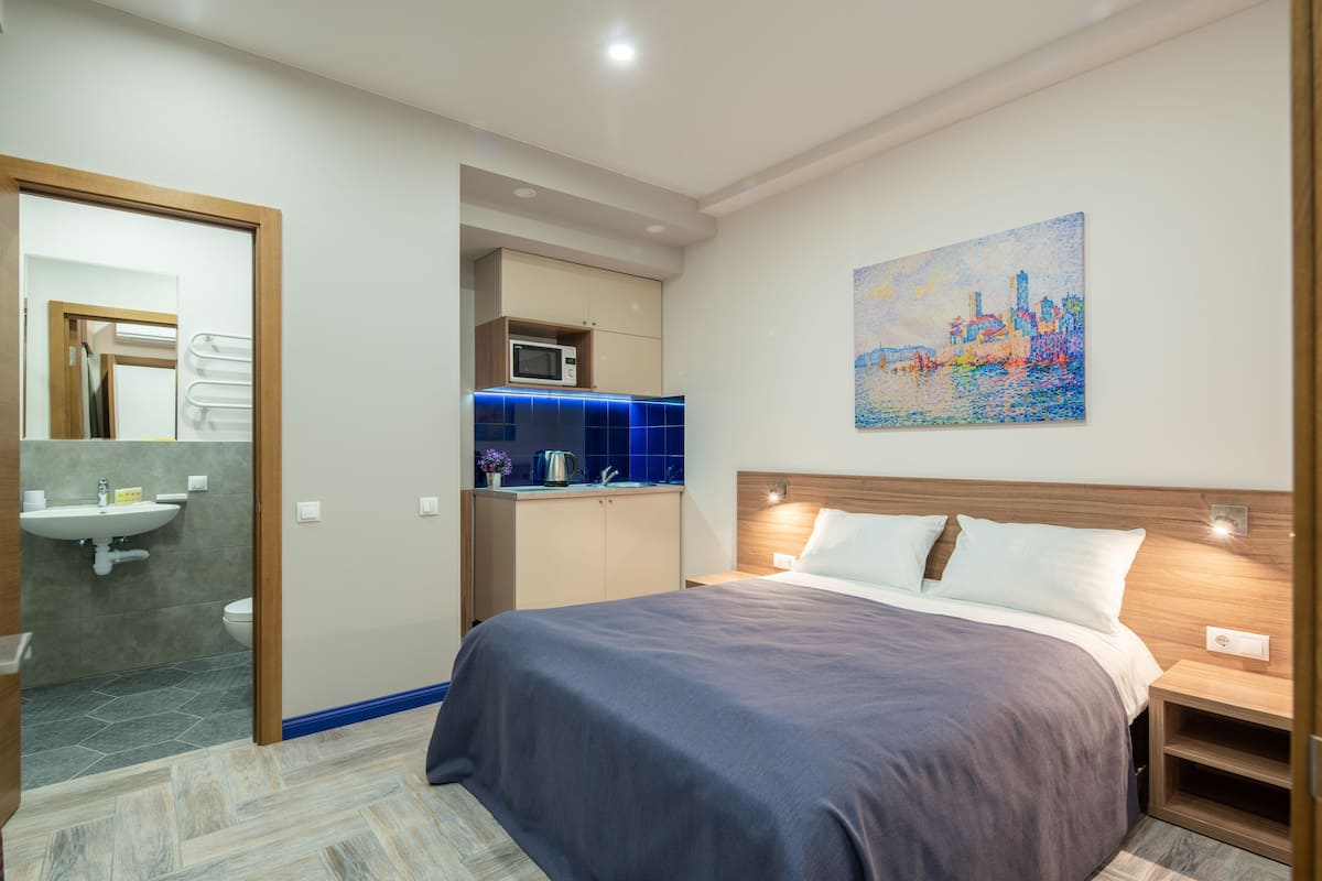 Comfort Room, 1 Double Bed | Desk, iron/ironing board, WiFi (free), bed sheets