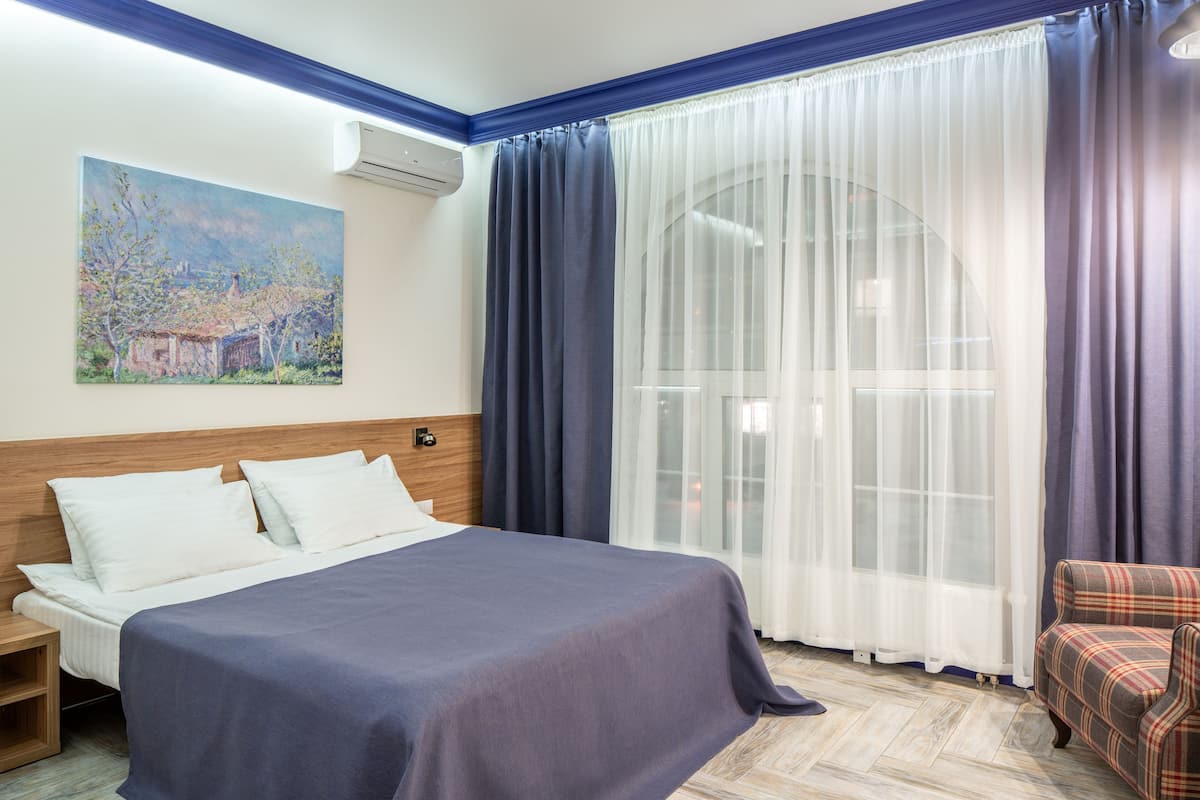 Business Double Room, 1 Queen Bed, Non Smoking | Desk, iron/ironing board, WiFi (free), bed sheets