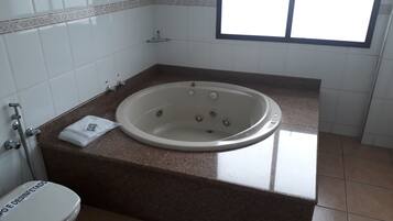 Presidential-sviitti, 1 suuri parisänky | Kylpyhuone | Suihku, sadesuihkupää, pyyhkeet