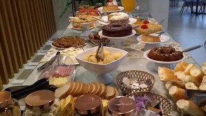 بوفيه فطور مجانًا يوميًا