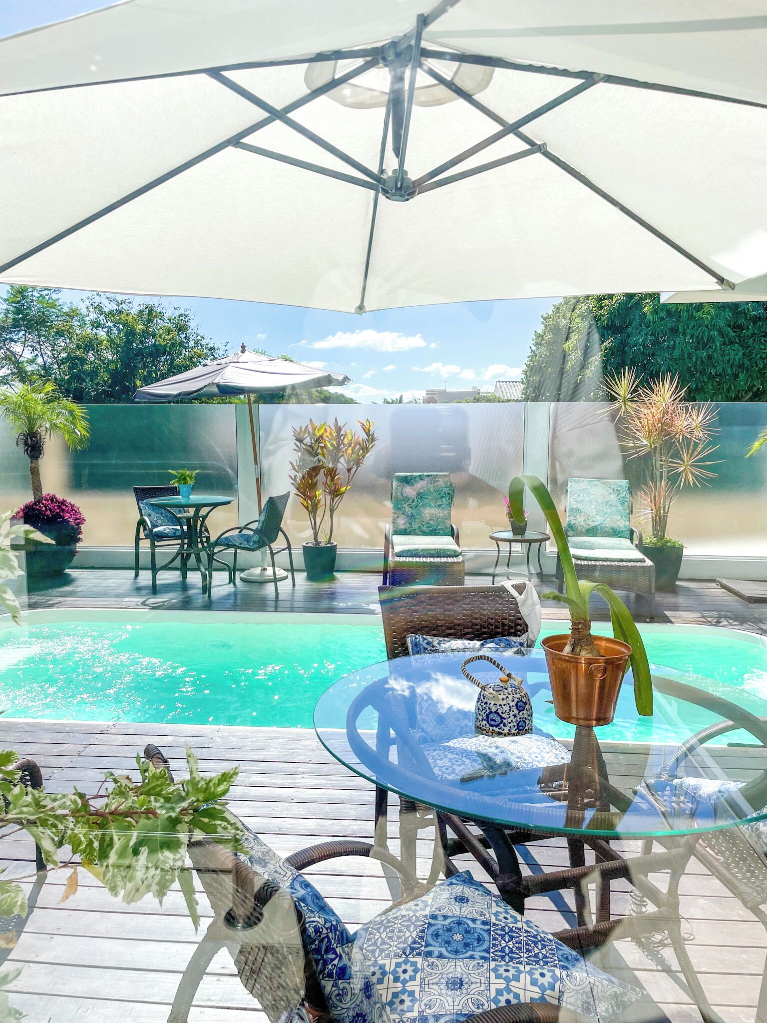 حمّام سباحة خارجي، مظلات على حمّام السباحة، مقاعد للتشمس