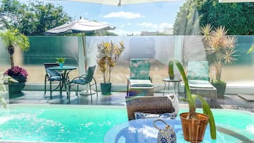 Kolam renang outdoor, dengan payung kolam renang dan kursi berjemur