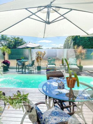 Outdoor pool, open 10:00 AM to 10:00 PM, pool umbrellas, sun loungers - La Plage Residence (Garopaba)