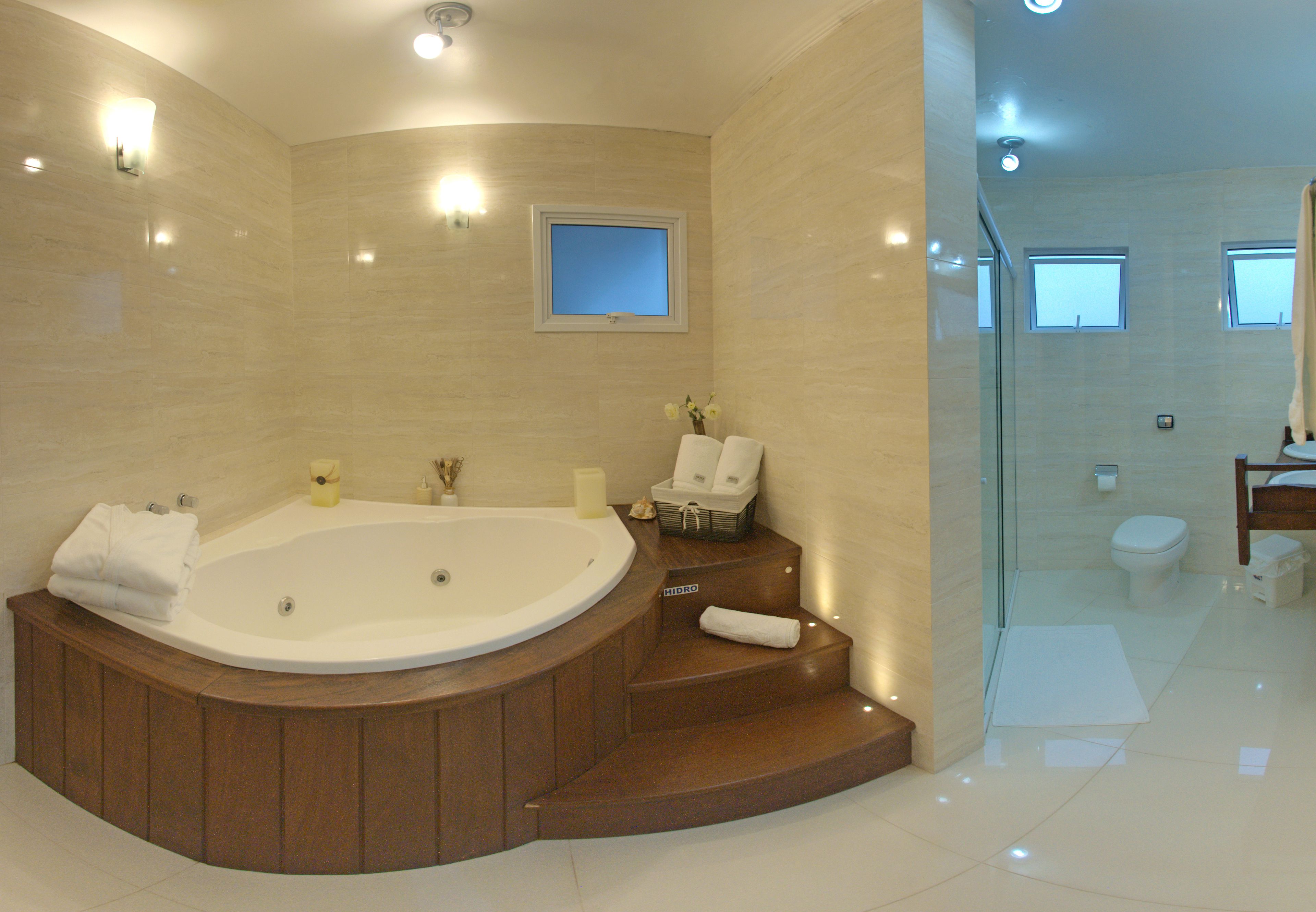 luxury suite, bathtub | jetted bathtub