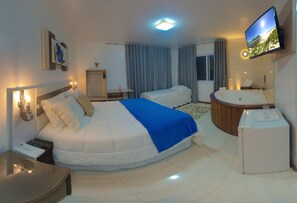 Deluxe kamer, bad | Een minibar, een bureau, verduisterende gordijnen