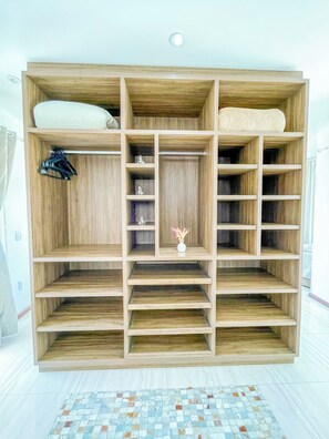 Suite Luxe, baignoire | Minibar, bureau, rideaux occultants, fer et planche à repasser