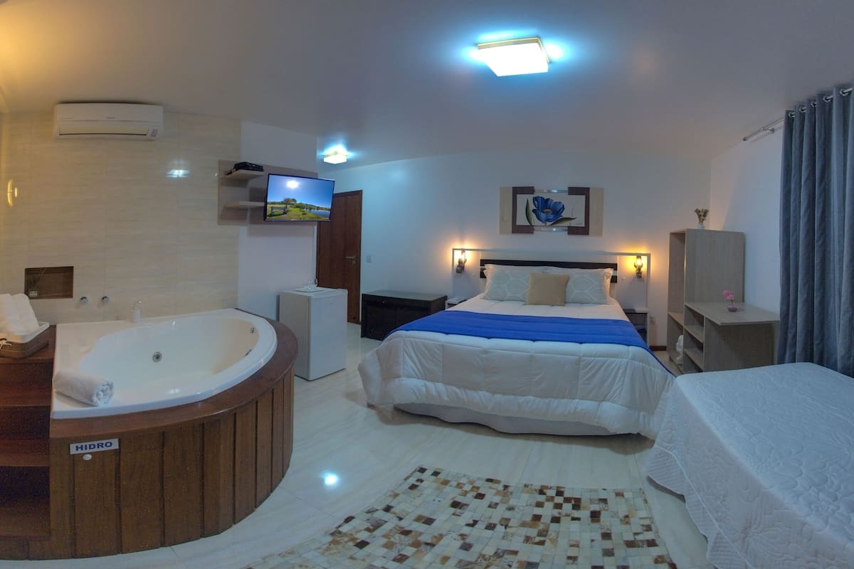 Deluxe kamer, bad | Een minibar, een bureau, verduisterende gordijnen