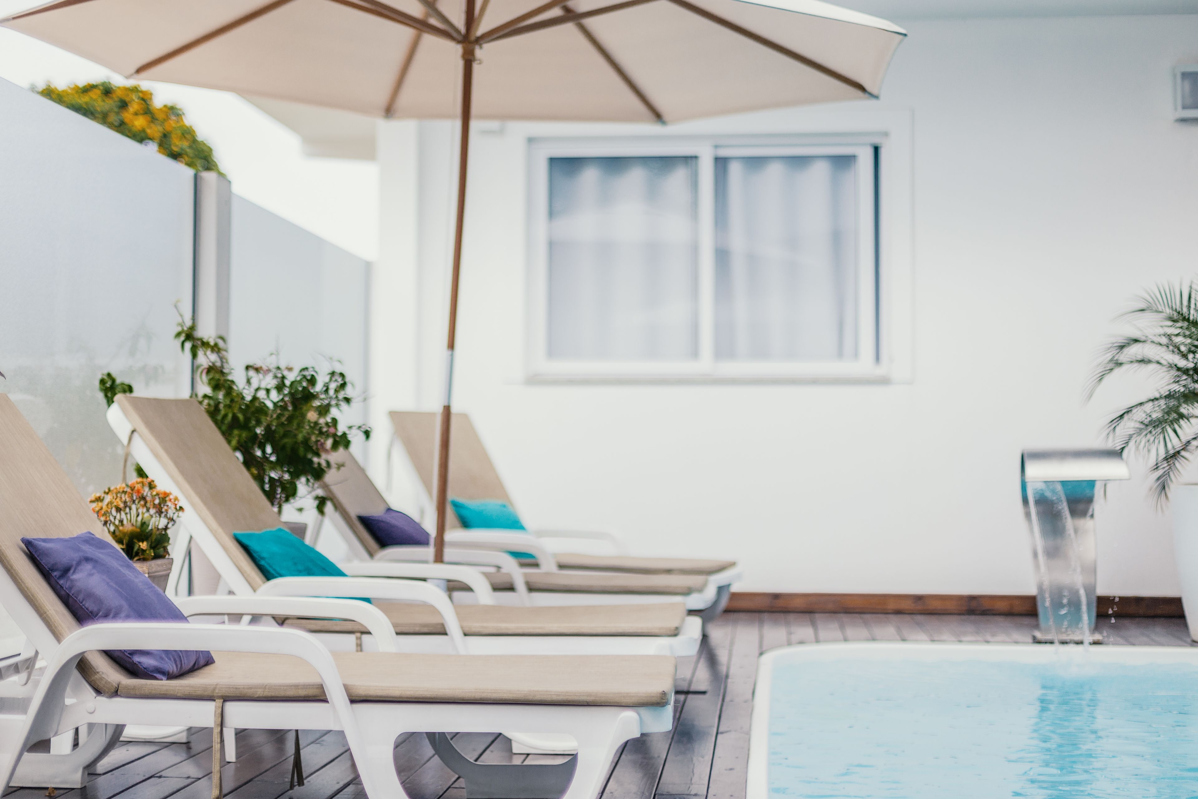 outdoor pool, open 10:00 am to 10:00 pm, pool umbrellas, pool loungers