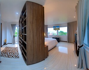 Luxury Suite, Bathtub | Room amenity