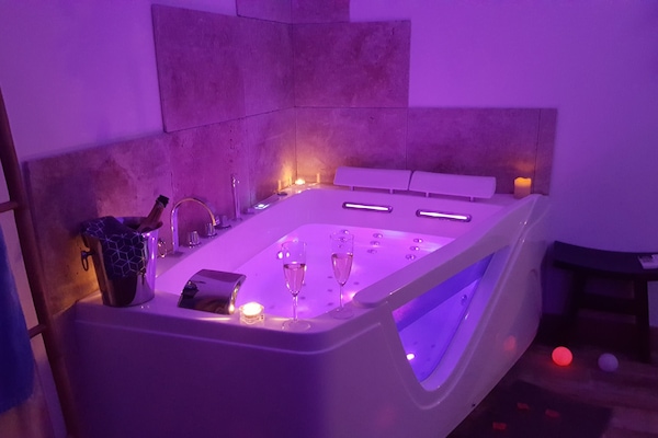 Suíte romântica, banheira de imersão | Quartos à prova de som, Wi-Fi de cortesia, roupa de cama