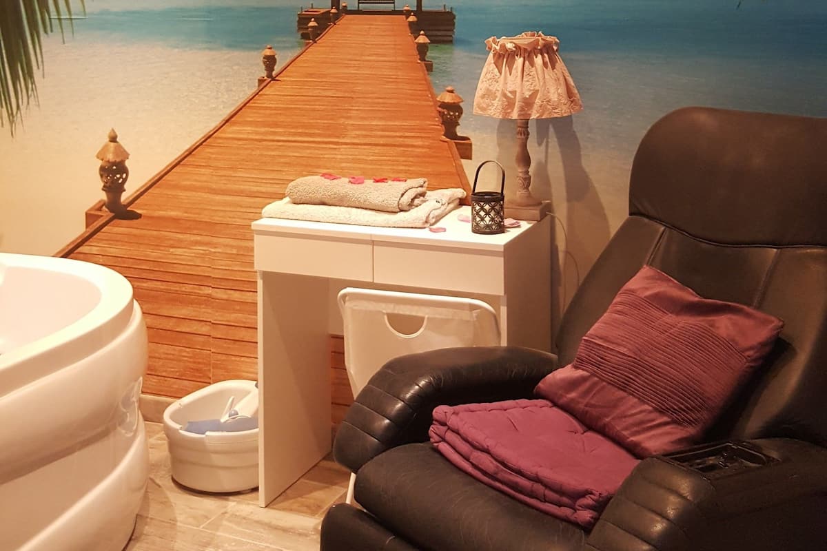 Romantic Double Room, Jetted Tub | Soundproofing, free WiFi, bed sheets