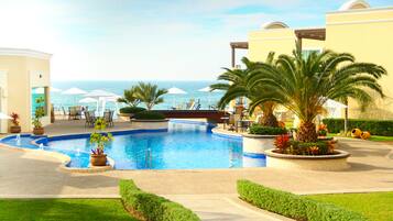 Utomhuspool och solstolar