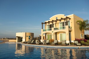 Fachada de la propiedad