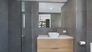 Shower - Border Terrace Unit 6 close to beaches, shopping and clubs in Coolangatta & Tweed Heads area (Tweed Heads)