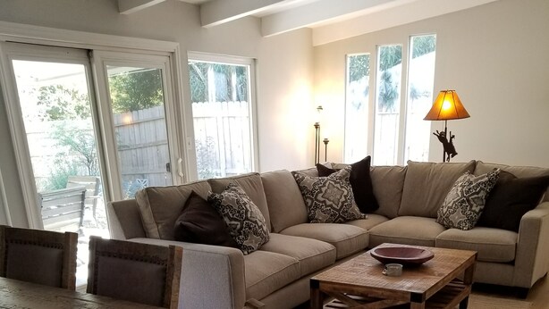 Ein Wohnzimmer mit einem Holzesstisch, einer Couch und einem Couchtisch.