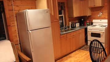 Kühlschrank, Mikrowelle, Ofen, Wasserkocher mit Kaffee-/Teezubehör