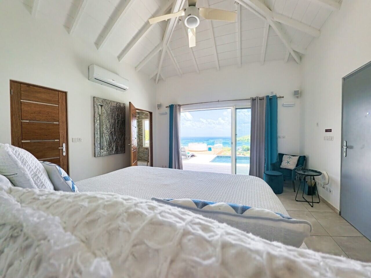 1 chambre, coffre-fort, fer et planche à repasser