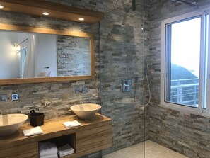 Shower, hair dryer, towels, toilet paper -  Perfect lovers hideway  private villa  only you and the sea (anse marcel)