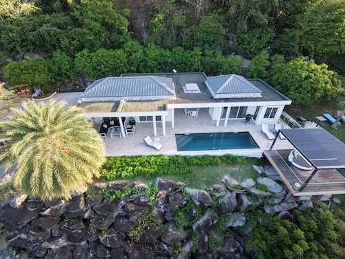 ocean view villa with a full condo to host up  to 2 extra guests