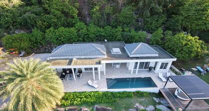 ocean view villa with a full condo to host up to 2 extra guests