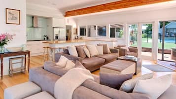 TV, fireplace, DVD player, books