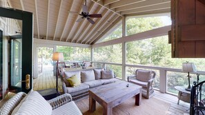 Outdoor dining - One Level. No Stairs. No Compromises. | Little Bear Pen (Highlands)