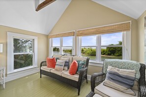 薄型テレビ、DVD プレーヤー