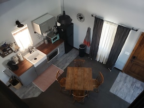 Kühlschrank, Mikrowelle, Ofen, Wasserkocher mit Kaffee-/Teezubehör