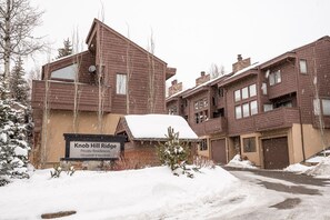 A residential area with a sign for Knob Hill Ridge Private Residences at 700 Leedville Avenue North. - Knob Hill Ridge Townhome 1 - Modern Decor Right in Downtown and Pet Friendly (Ketchum)