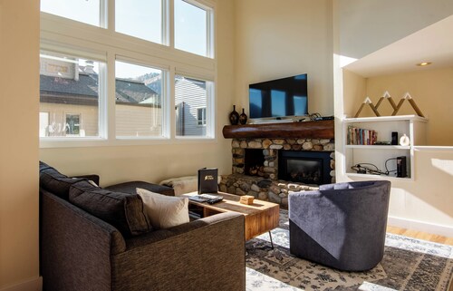 Knob Hill Ridge Townhome 1 - Modern Decor Right in Downtown and Pet Friendly