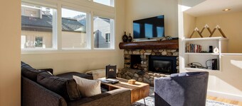 Knob Hill Ridge Townhome 1 - Modern Decor Right in Downtown and Pet Friendly