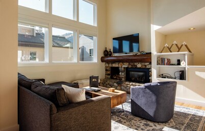 Knob Hill Ridge Townhome 1 - Modern Decor Right in Downtown and Pet Friendly