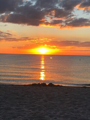 Sun-loungers, beach towels - 3 bed 2 bath minutes from the beach! (Venice)