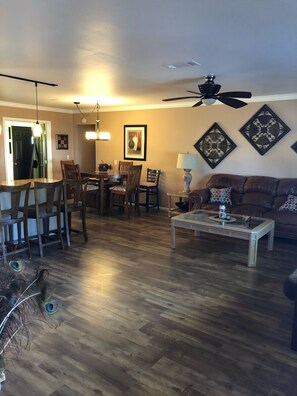 Smart TV - 3 bed 2 bath minutes from the beach! (Venice)