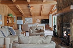 Télévision, cheminée, table de tennis de table, livres