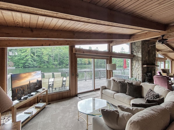 Télévision, cheminée, table de tennis de table, livres