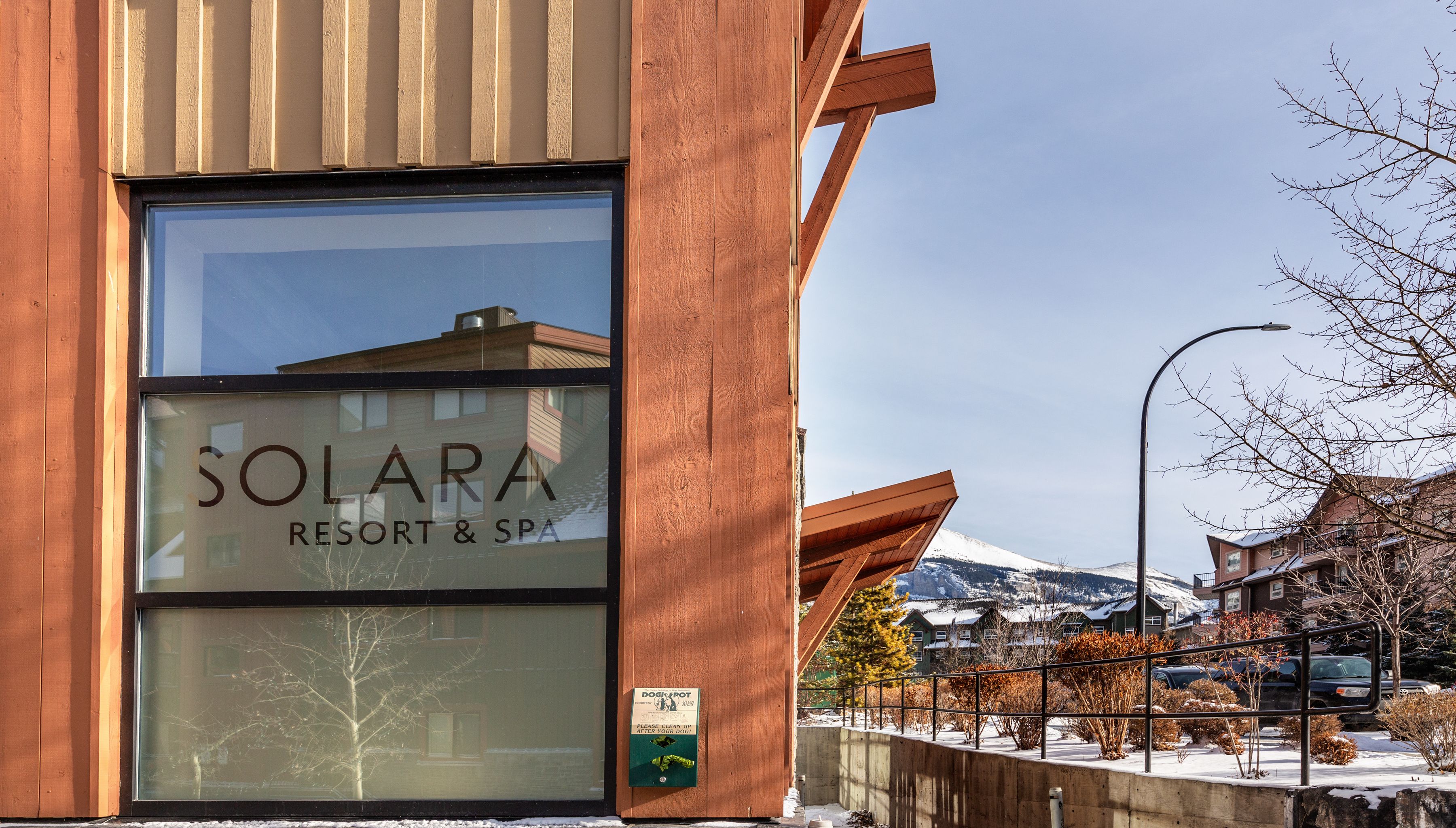 Un bâtiment sur lequel on peut lire l’inscription : « SOLARA RESORT & SPA ».