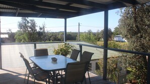 Outdoor dining - Symuya holiday house (Golden Beach)