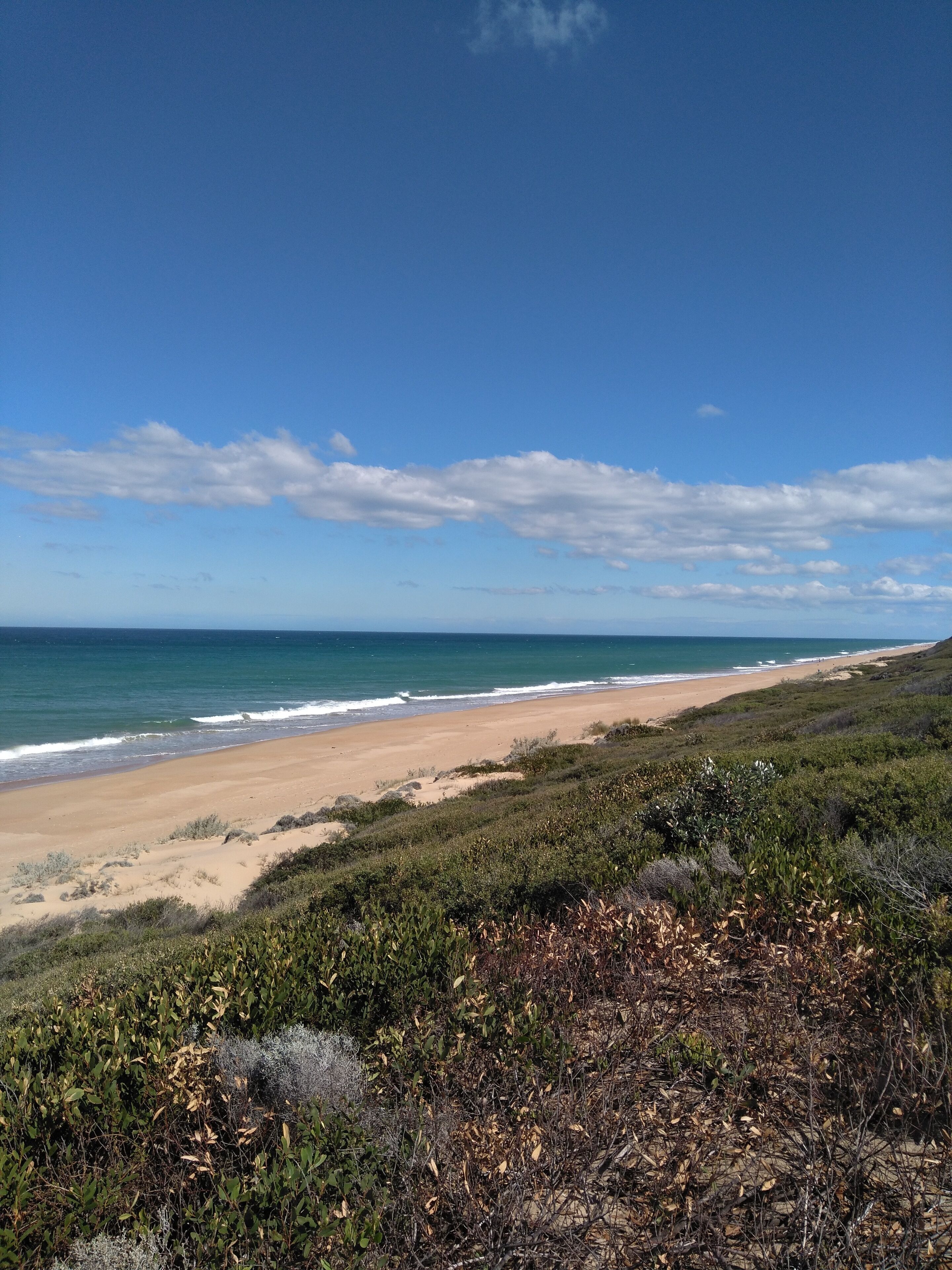 Perto da praia, espreguiçadeiras 