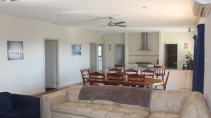 TV, DVD player, books, video library - Symuya holiday house (Golden Beach)