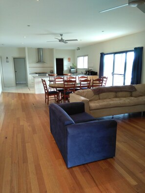 Fernseher, DVD-Player, Bücher, Videothek