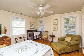 5 bedrooms, desk, iron/ironing board, travel cot