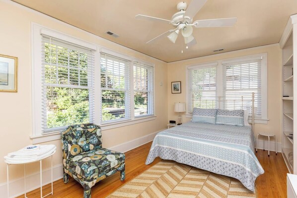 5 bedrooms, desk, iron/ironing board, travel crib