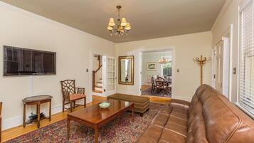 電視、壁爐、書籍