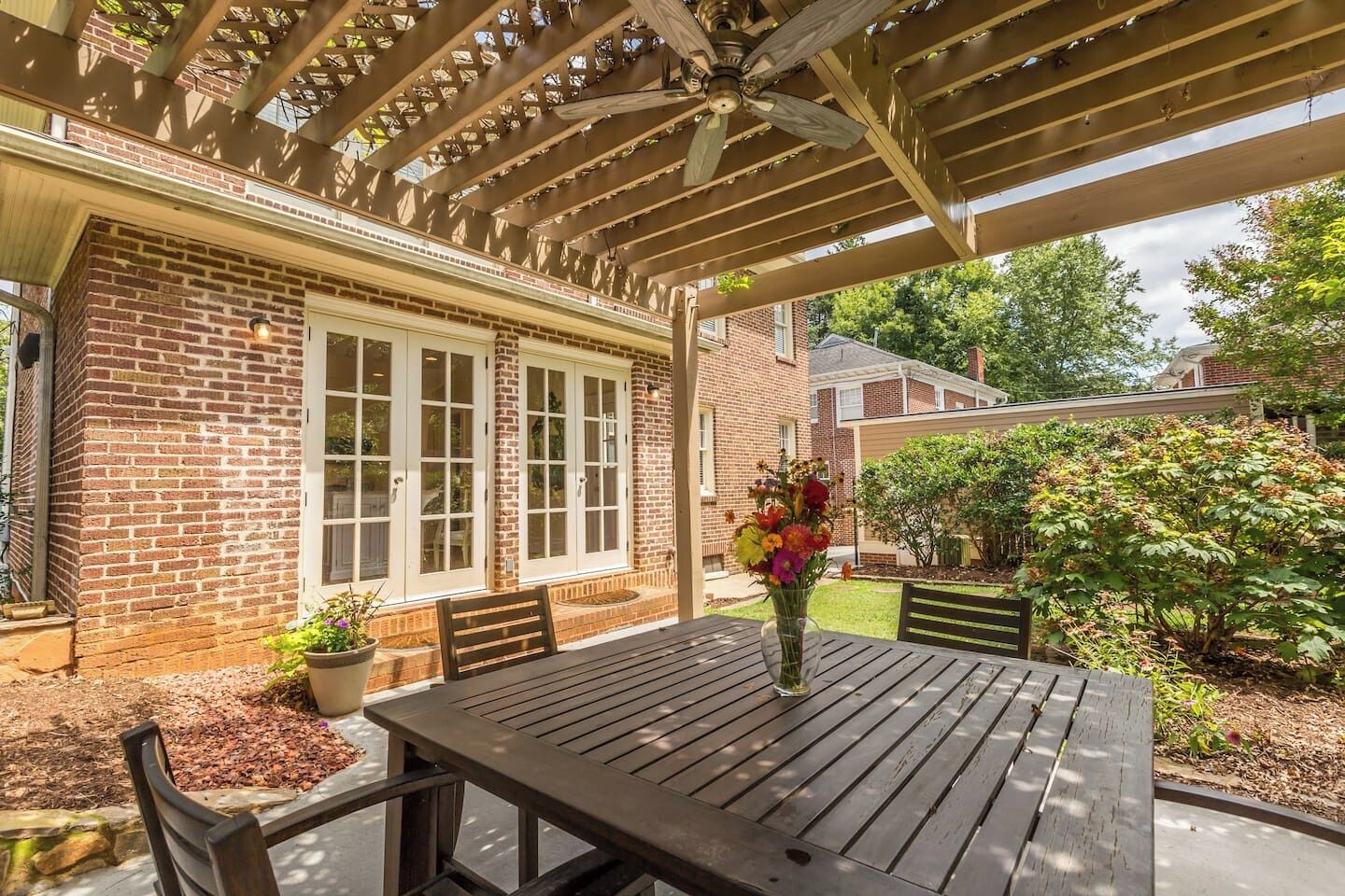 تناول الطعام بالخارج