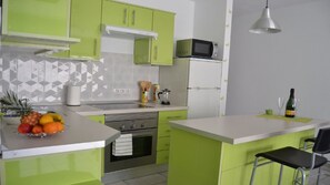 Micro-ondes, four, plaque de cuisson, cafetière/bouilloire