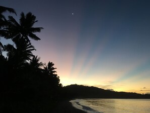 Playa en los alrededores y toallas de playa 