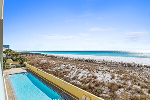 A heated pool - PI 218: Beach Vibes Only -Rare End Unit~Wrap-Around Balcony~2 King Beds+Bunks (Fort Walton Beach)