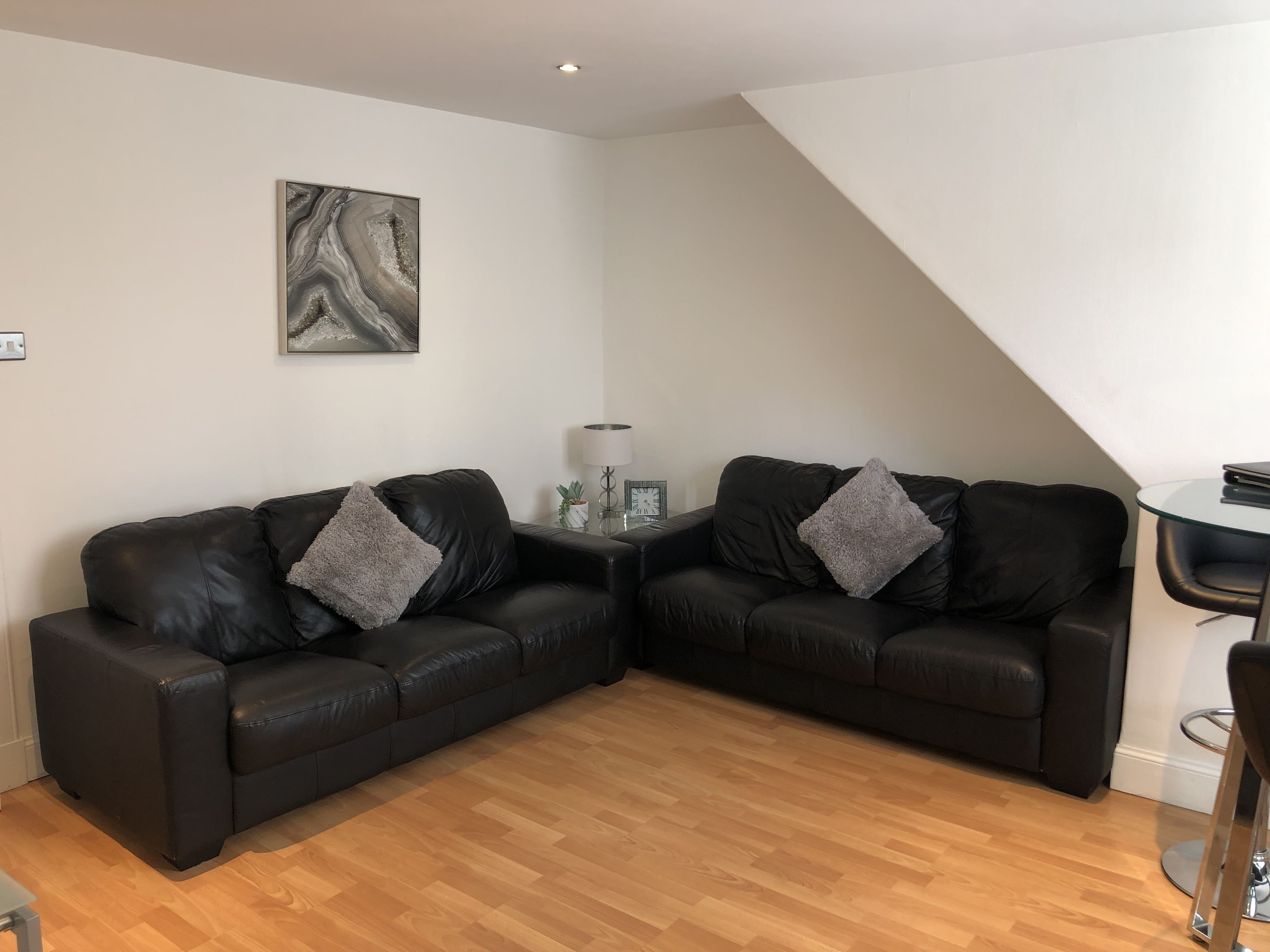 flat-screen tv, video game console, dvd player